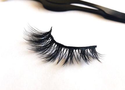 A Pair Of False Eyelashes With Magnets In Fashion